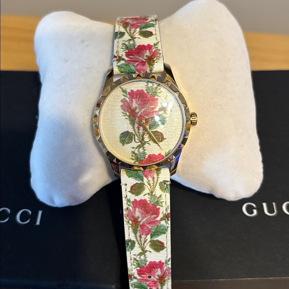 Gucci Floral Gold Women's Watch with COA - Picture 14 of 17